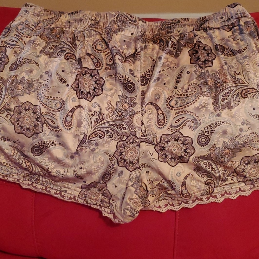 Shorts - Picture 2 of 3